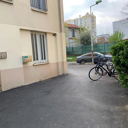 Petite Simple Avec Un Lit Double A *