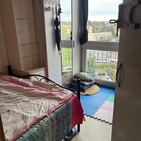 Petite Simple Avec Un Lit Double A *