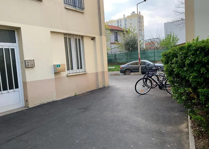 Petite Simple Avec Un Lit Double A *
