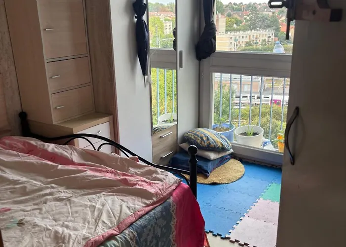 Petite Simple Avec Un Lit Double A *
